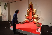 特別展「京都祇園祭」　展示会場の見どころ紹介　その5　大船鉾の正面に立てられる巨大な金の御幣が目の前に！